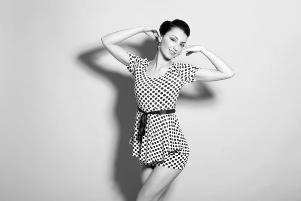 Dziewczyna w sukience polka dot — Zdjęcie stockowe