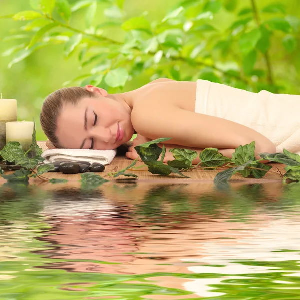 Mujer relajándose en un spa —  Fotos de Stock