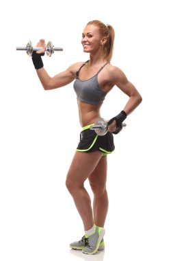Atletik kadının ağırlıkları ile egzersiz yapması