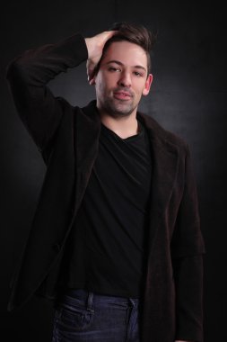 Takım elbiseli adam 