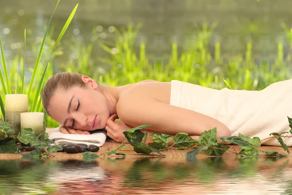 Mulher bonita e saudável recebendo tratamento de spa — Fotografia de Stock