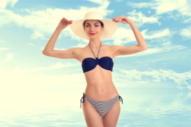 Tropik plajda bikinili bir kadın.