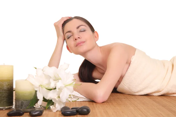 Jeune fille couchée dans un spa — Photo