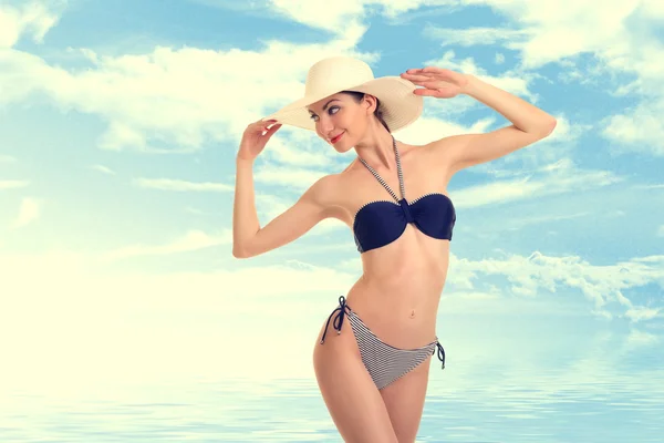 Frau im Bikini am tropischen Strand — Stockfoto