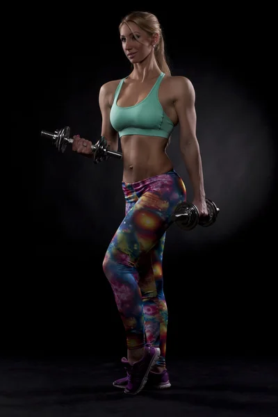 Mujer atlética haciendo ejercicio con pesas —  Fotos de Stock