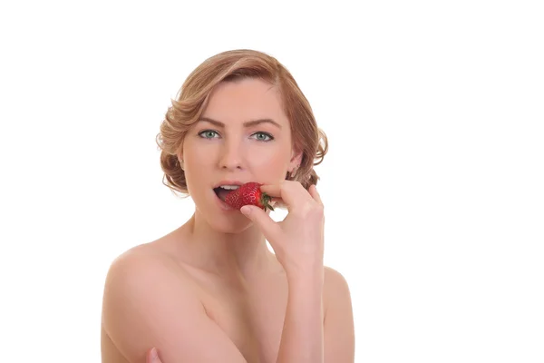 Krásná mladá blondýnka s jahodou — Stock fotografie