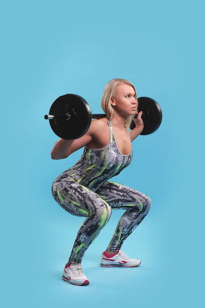 Fitness-Mädchen stemmt Gewichte — Stockfoto