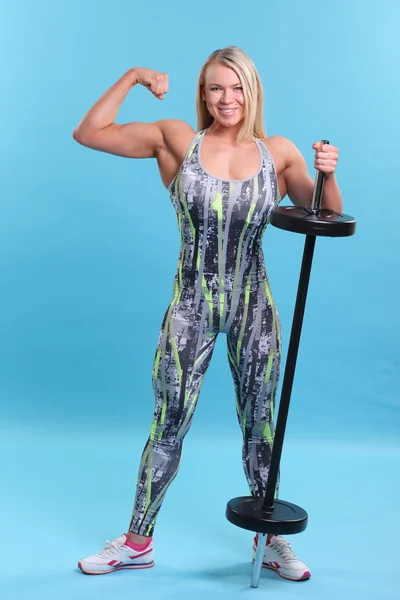 Fitness-Mädchen stemmt Gewichte — Stockfoto