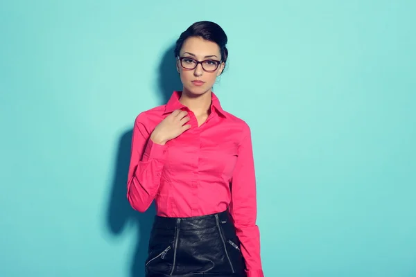 Atraktivní veselá mladá žena v brýlích — Stock fotografie