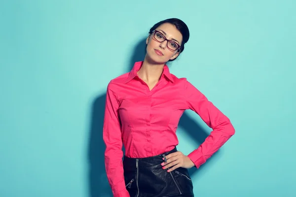 Atraente alegre jovem mulher em óculos — Fotografia de Stock