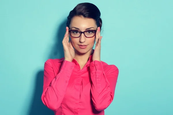 Attraktive, fröhliche junge Frau mit Brille — Stockfoto