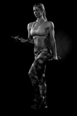 Atletik kadının ağırlıkları ile egzersiz yapması