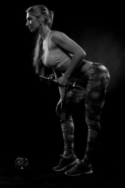 Atletik kadının ağırlıkları ile egzersiz yapması