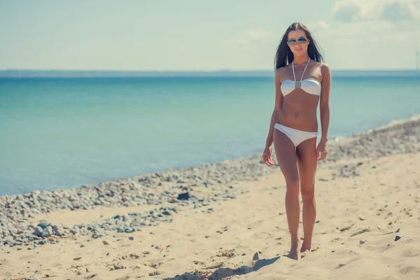 Frau am Meer im weißen Bikini — Stockfoto