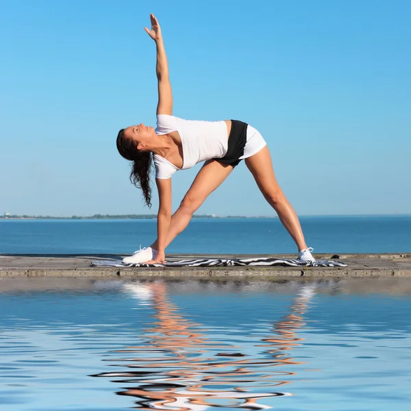 Schöne Yoga-Frau praktiziert Yoga — Stockfoto