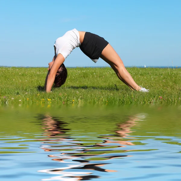 Vacker yoga kvinnan praktisera yoga — Stockfoto