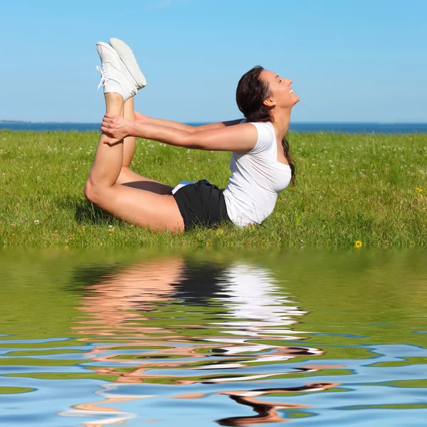 Vacker yoga kvinnan praktisera yoga — Stockfoto