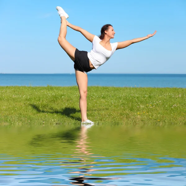 Belle femme de yoga pratiquant le yoga — Photo