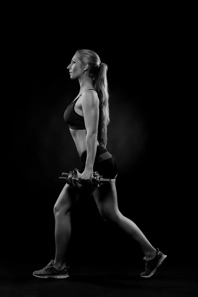 Hermosa mujer deportiva haciendo ejercicio con pesas —  Fotos de Stock