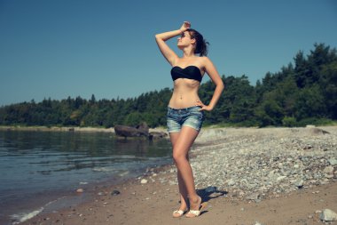 kadın seksi şort plaj poz