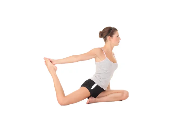Ung kvinna träning yoga — Stockfoto
