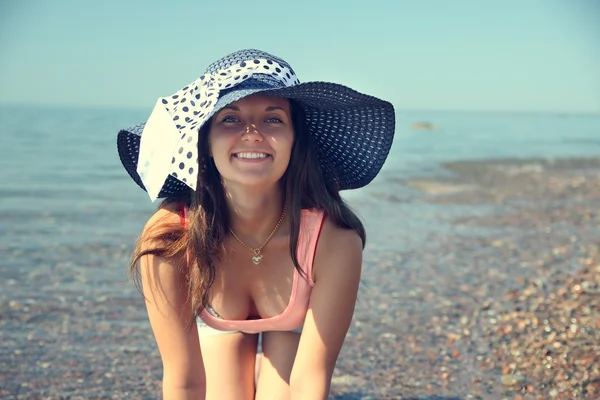 Junge hübsche Frau in sommerlicher Umgebung — Stockfoto