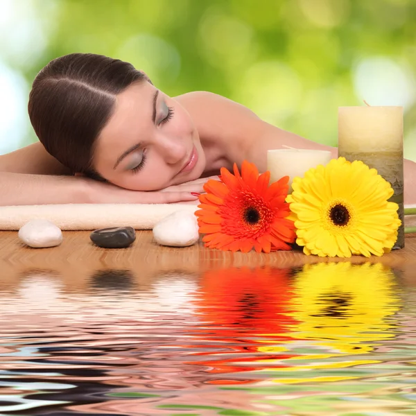 Chica joven acostada en un spa — Foto de Stock