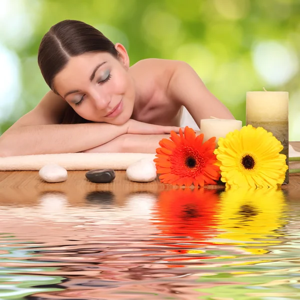 Chica joven acostada en un spa — Foto de Stock