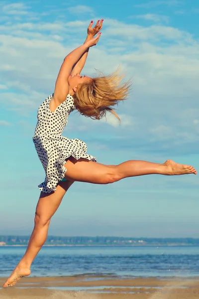 Ung flicka hoppa på havet — Stockfoto