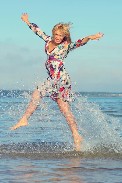 Jovem saltando no mar — Fotografia de Stock