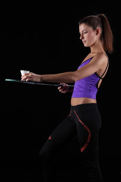 Žena s badminton raketa izolované na černém pozadí — Stock fotografie