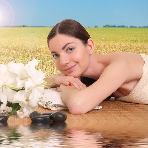 Jovem mulher relaxante no salão de spa — Fotografia de Stock