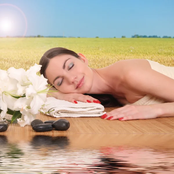 Young woman relaxing in spa salon — Stock Photo, Image