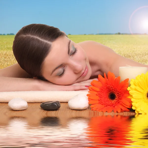 Jeune femme relaxant dans le salon de spa — Photo