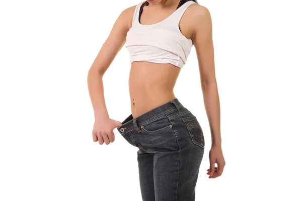 Женщина показывает большие штаны — стоковое фото