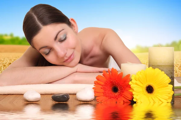 Jonge vrouw ontspannen in spa salon — Stockfoto