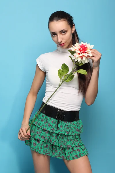 Ragazza con un fiore — Foto Stock