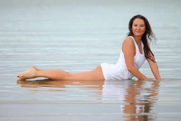 Hermosa mujer en la playa — Foto de Stock