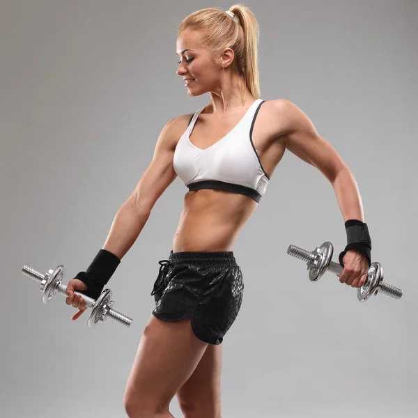 Hermosa mujer deportiva haciendo ejercicio con pesas — Foto de Stock