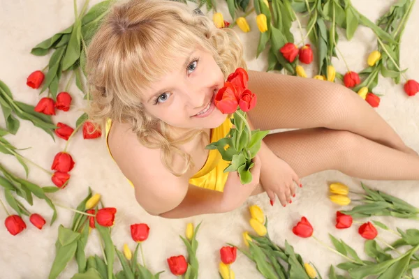 Menina bonita nas tulipas — Fotografia de Stock