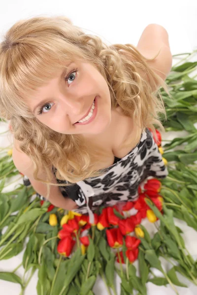 Hermosa chica en los tulipanes — Foto de Stock