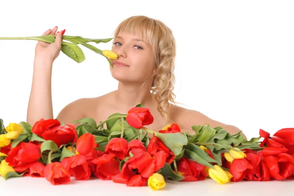 Hermosa chica en los tulipanes — Foto de Stock