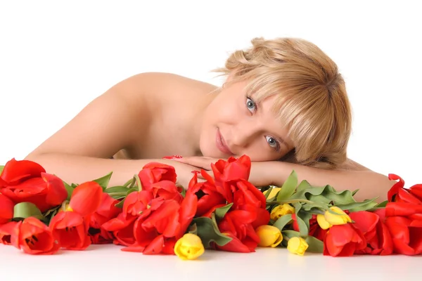 Bella ragazza nei tulipani — Foto Stock