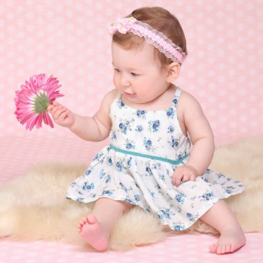 pembe bir arka plan üzerinde güzel bebek