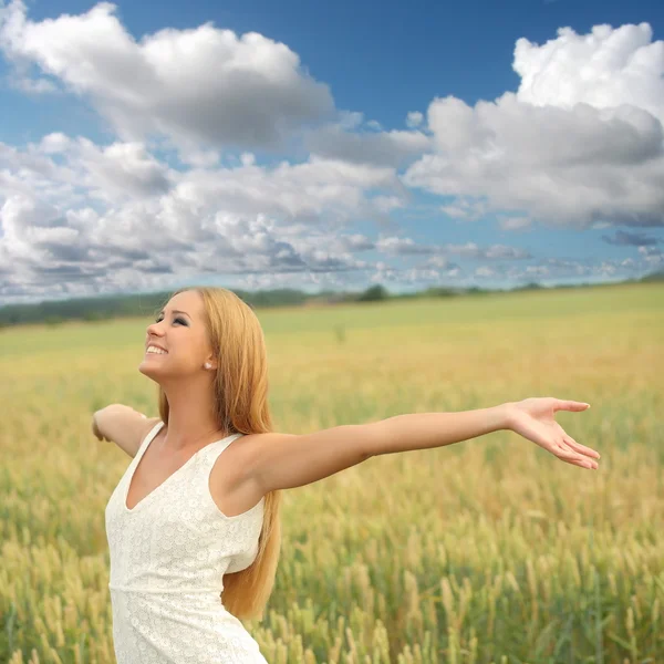 Jovem mulher feliz no campo — Fotografia de Stock