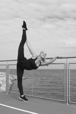 Esnek cinsel vücudu olan genç atletik bir kız.