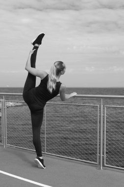 Esnek cinsel vücudu olan genç atletik bir kız.