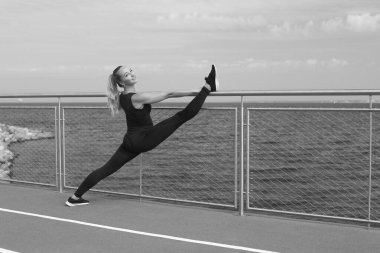 Esnek cinsel vücudu olan genç atletik bir kız.