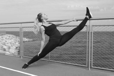 Esnek cinsel vücudu olan genç atletik bir kız.