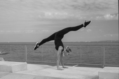 Esnek cinsel vücudu olan genç atletik bir kız.